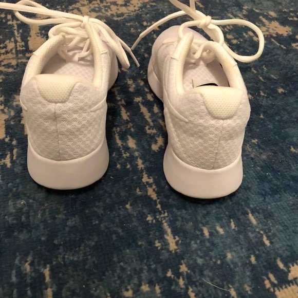 Women’s white Nike sneakers - Picture 2 of 2